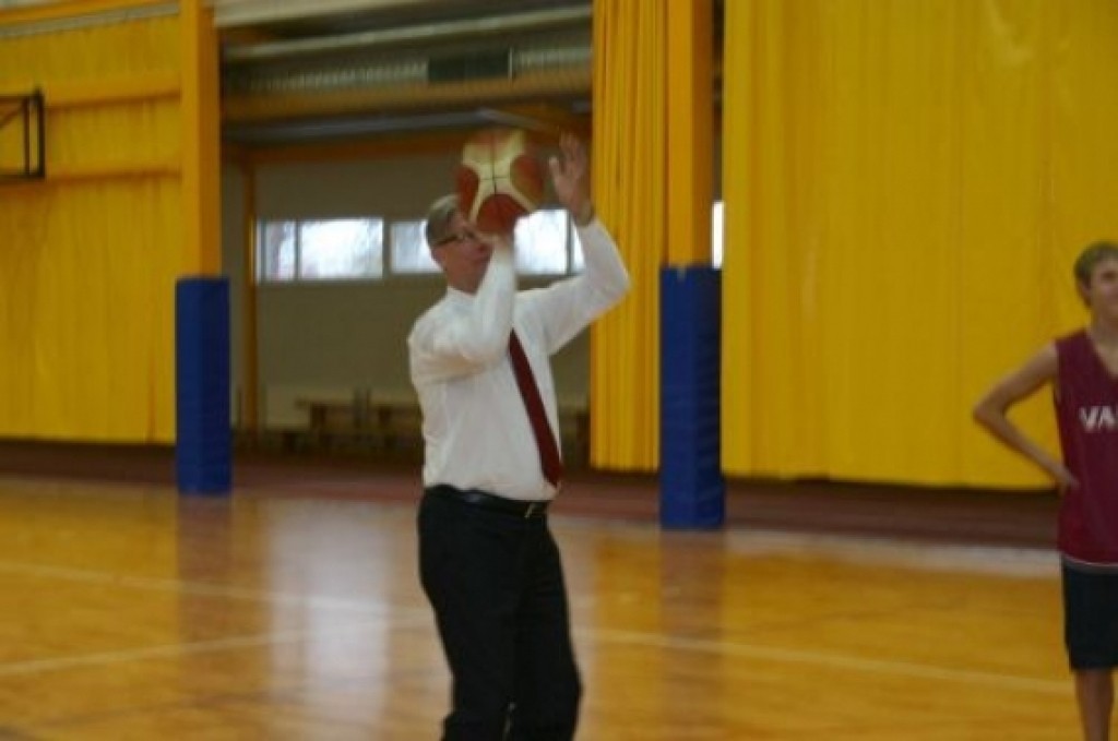 Prezidents sporta hallē met basketbola sodus.
Autors: Sarmīte Ozola