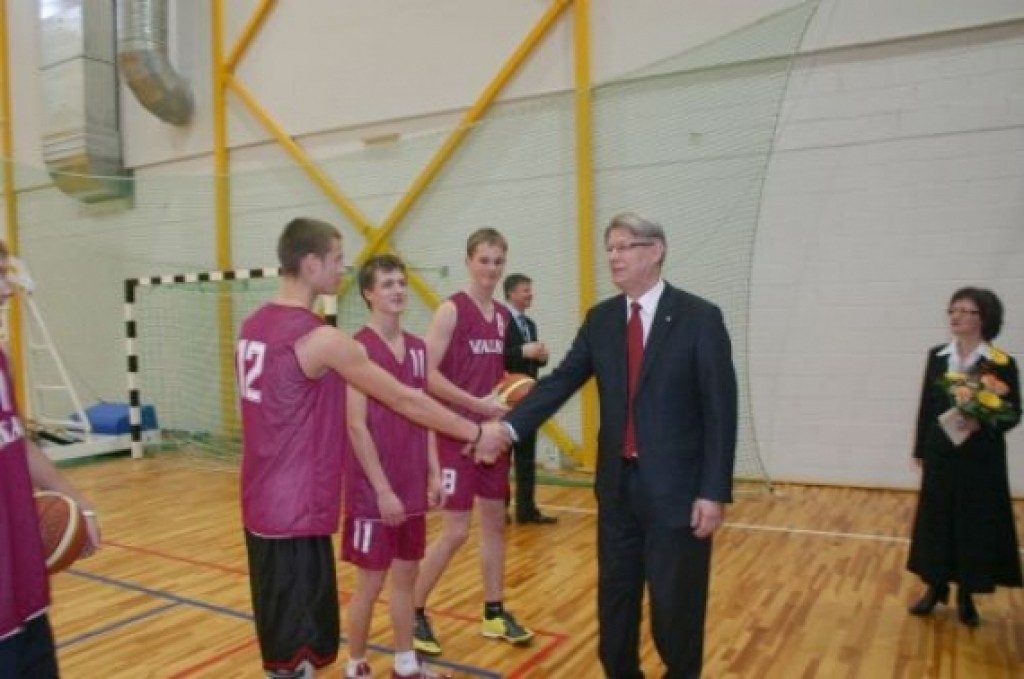 Prezidents sveic ģimnāzijas labākos sportistus.
Autors: Sarmīte Ozola