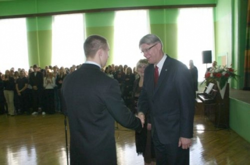 Valdis Zatlers apbalvo Valkas ģimnāzijas apbalvojuma “Sudraba poga 2007” ieguvēju Vitāliju Berežaņinu.
Autors: Sarmīte Ozola