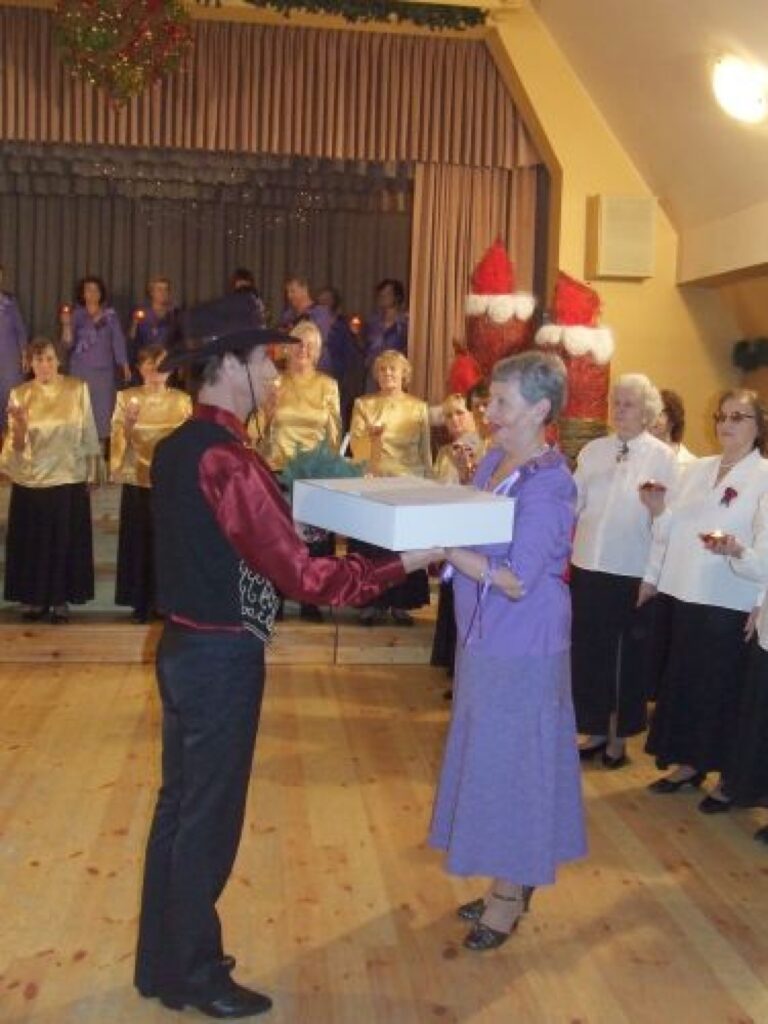 Valcēnietis Alberts Sūna saņem balvu par eleganto dejošanu.
Autors: Guntis Vilguts