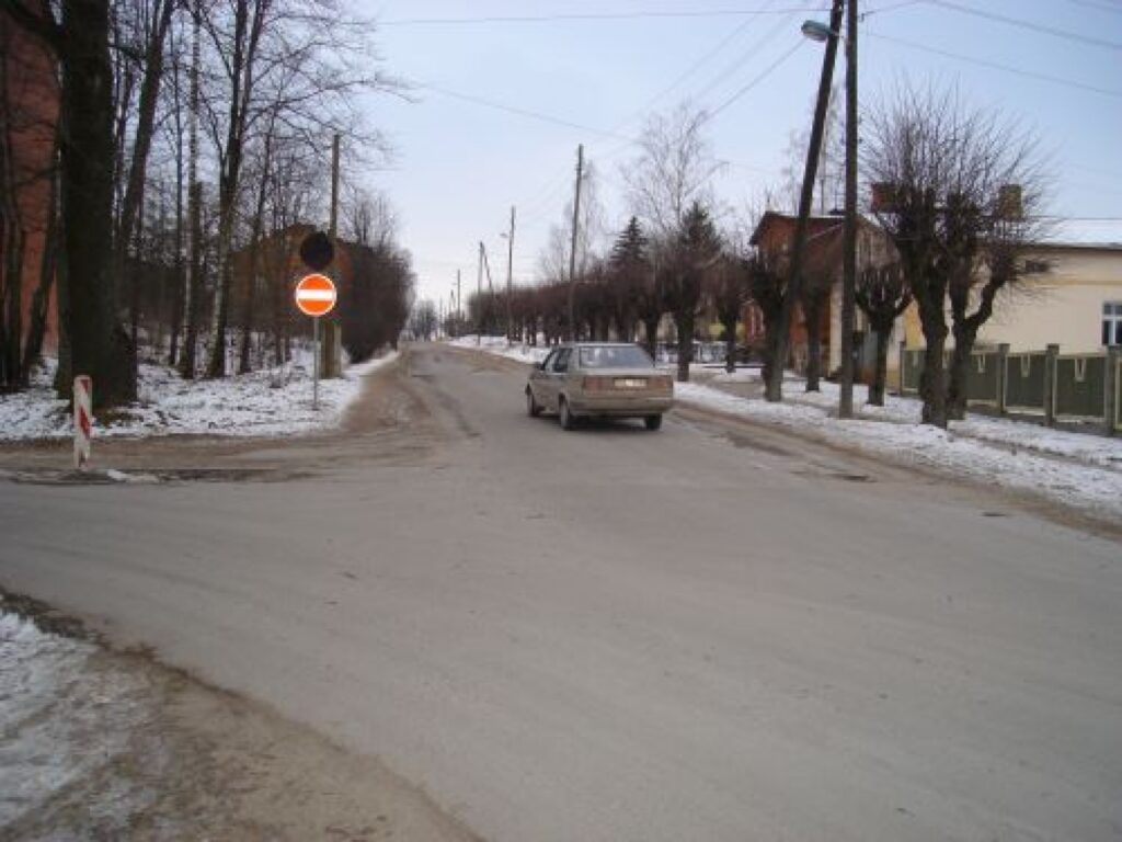  Ir autovadītāji, kuri labāk izvēlas pārkāpt ceļu satiksmes noteikumus un braukt zem “ķieģeļa”, nekā līkumot pa apvedceļu Dzirnavu ielā.
Autors: Sandra Pētersone