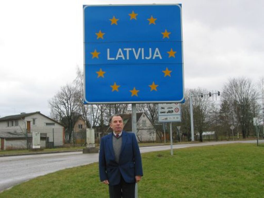 Igaunis Mārtiņš Lupp gribēja nofotografēties uz robežas pie zīmes, kas vēsta, ka Igaunija ir Eiropas Savienības dalībvalsts, bet nekur tādu neatrada. Viņš lepojas, ka savu mūžu atdevis Latvijai. 
Autors: Inga Karpova