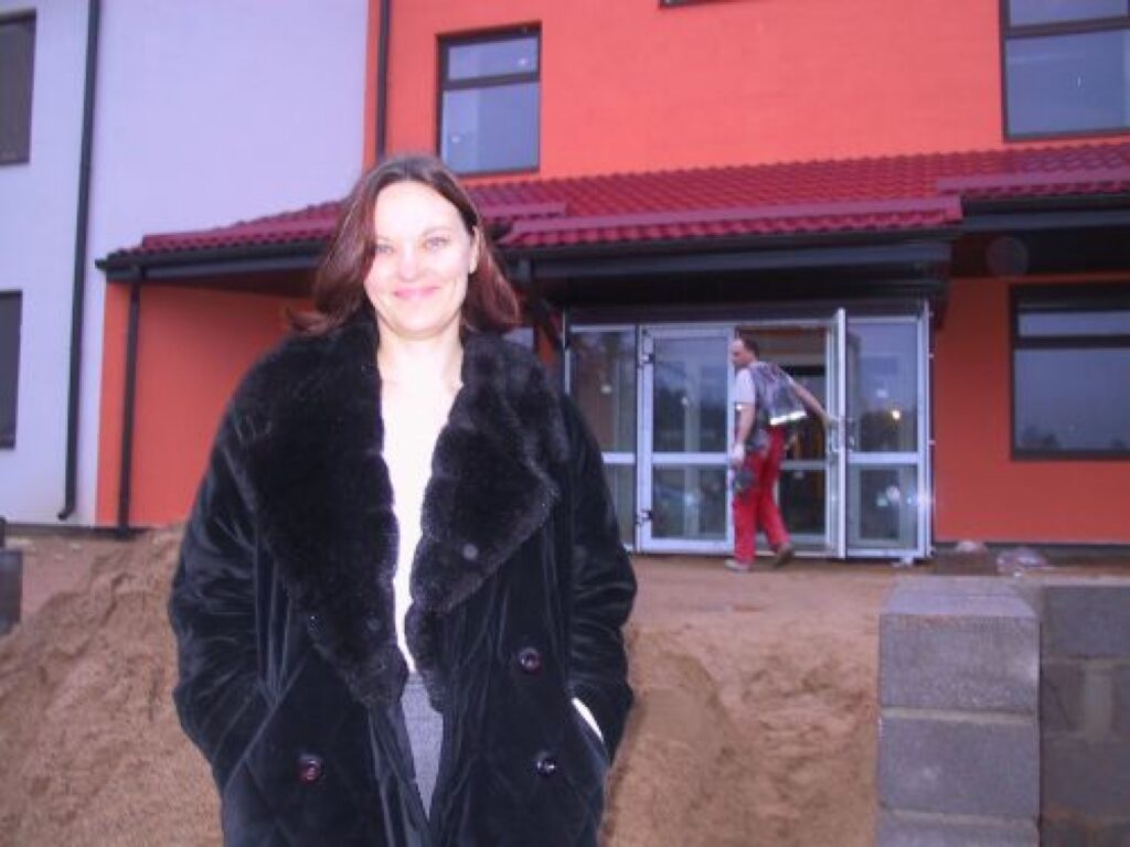 “Daudz gaismas, lielas, plašas telpas. Rīgā pārsvarā visi bērnudārzi ir tipveida projekts,” savu nākamo darbavietu, Smiltenes jauno bērnudārzu uzteic Santa Rudzīte.
Autors: Sandra Pētersone