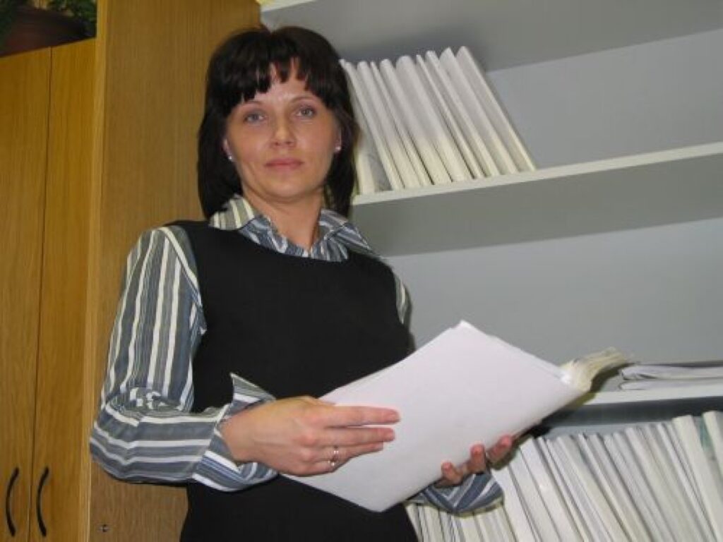  Valkas rajona tiesas kancelejas vadītāja Sarmīte Kurmejeva atzīst, ka mūsdienās cilvēki ne īpaši orientējas juridiskos jautājumos. 
Autors: Inga Karpova