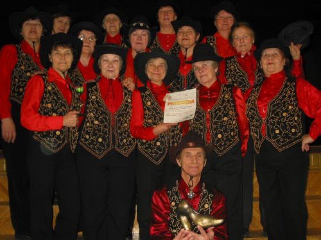 Valkas senioru deju kolektīvs “Zelta rudens” dalībnieces un vadītājs Alberts Smilga deju festivālā izcīnīja ceļojošo balvu.
Autors: Inga Karpova