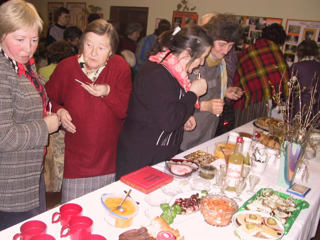 Lai medus un tā ēdieni neapšķebinātu dūšu, pensionāri nogaršošanai atnesa arī stiprākas uzkodas. Tomēr goda vietā uz galda tik un tā bija medus.