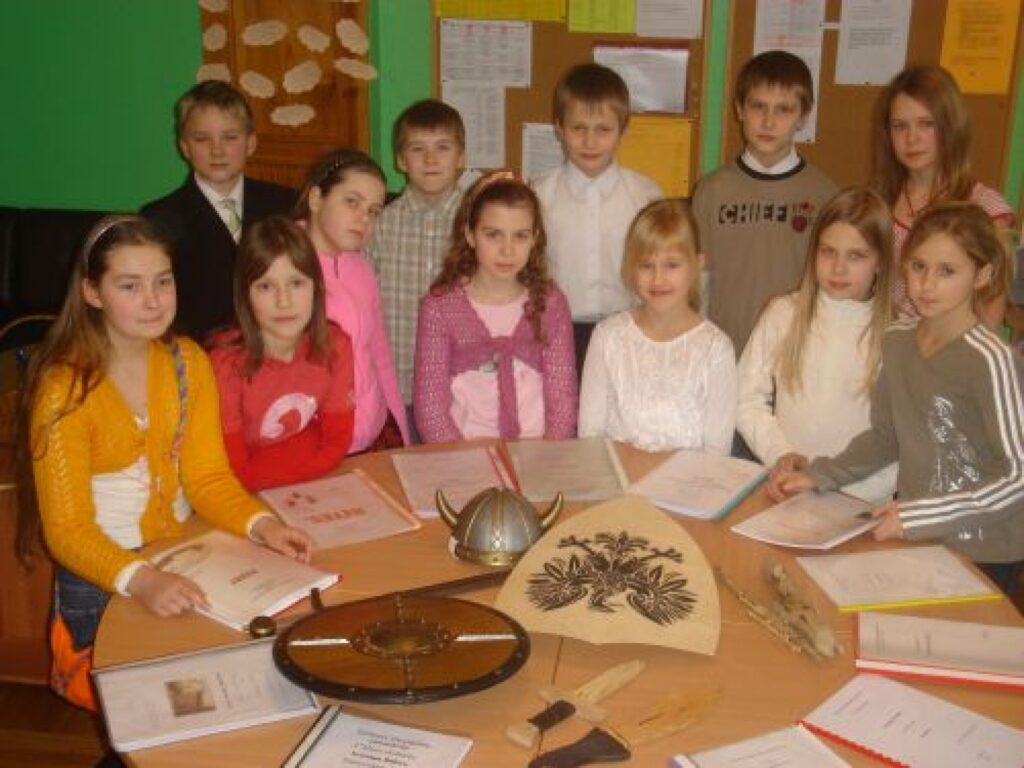 Smiltenes Trīs pakalnu pamatskolas mazie pētnieki no 4. klasēm pēc savu darbu aizstāvēšanas ir priecīgi, jo uztraukums jau aiz muguras.
Autors: Santa Sinka