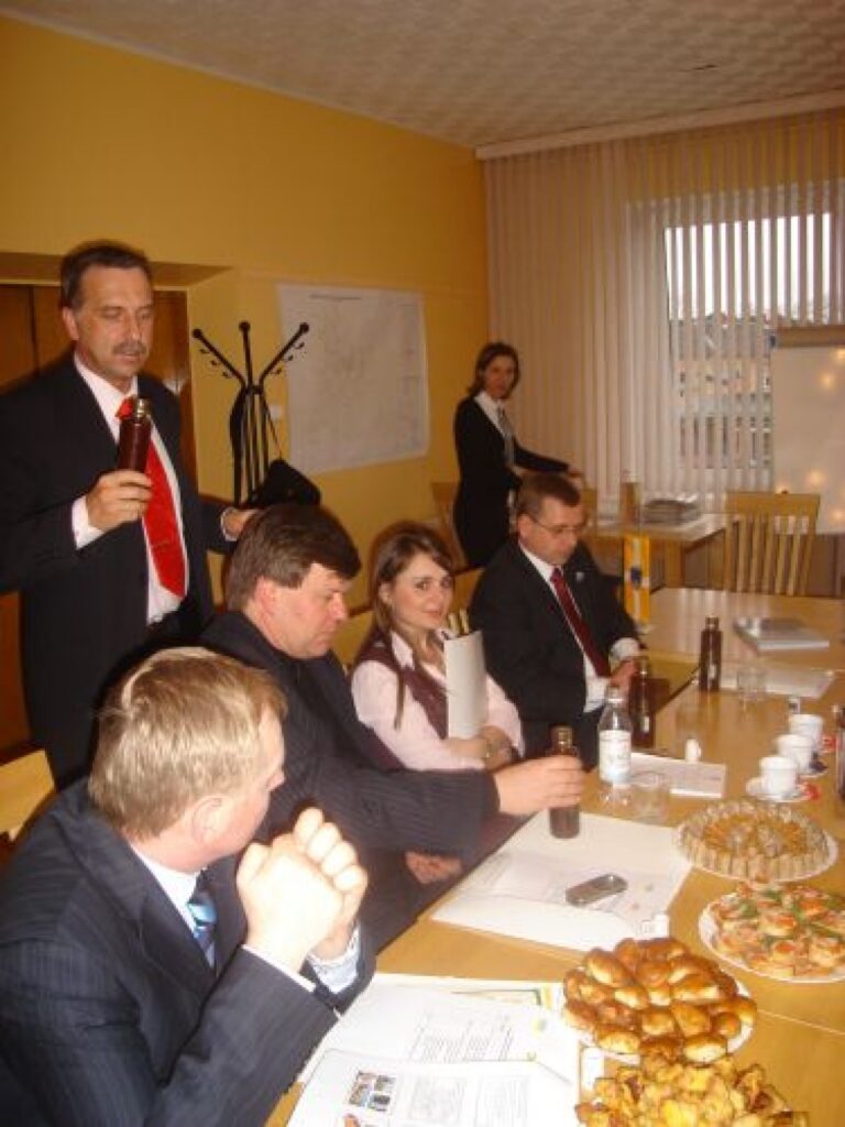 Pustomiti mērs Vladimirs Kardašs (no labās), Ukrainas Reģionālās attīstības ministrijas speciāliste Natālija Zinčenko, īpašuma lietu departamenta vadītājs Vladimirs Sološkins un parlamenta konsultants Jaroslavs Berežņitskis uz Ukrainu aizveda arī Smiltenes mēra dāvināto “Rīgas Melno balzāmu”. “Veselībai!” novēlēja smiltenieši.
Autors: Sarmīte Ozola