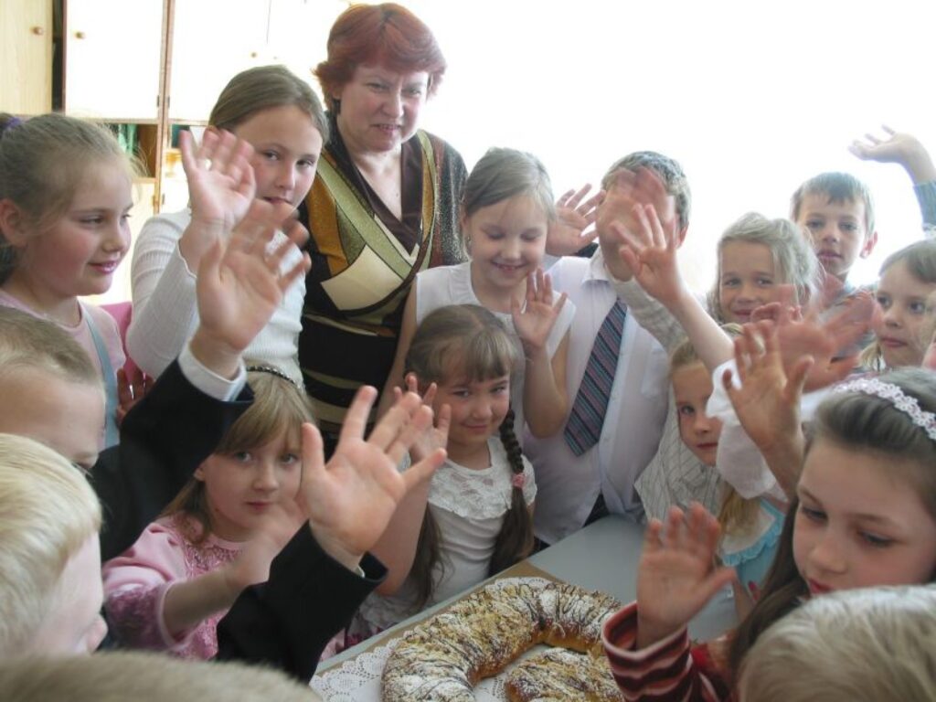 Pēdējā skolas dienā Valkas pamatskolas 1.a klases skolēni kopā ar audzinātāju Ilonu Voroņenko ne vien atskatīsies uz aizvadīto mācību gadu, mielosies ar svētku kliņģeri.
Autors: Inga Karpova