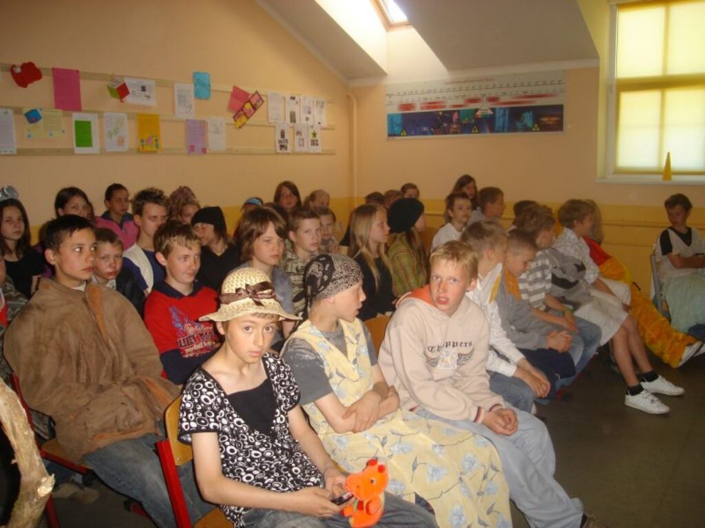 Šāds pasākums Smiltenes Centra vidusskolā notiek pirmo reizi, tādēļ pirms pasākuma bērnu sejās lasāma neziņa par gaidāmo.
Autors: Baiba Šķērīte