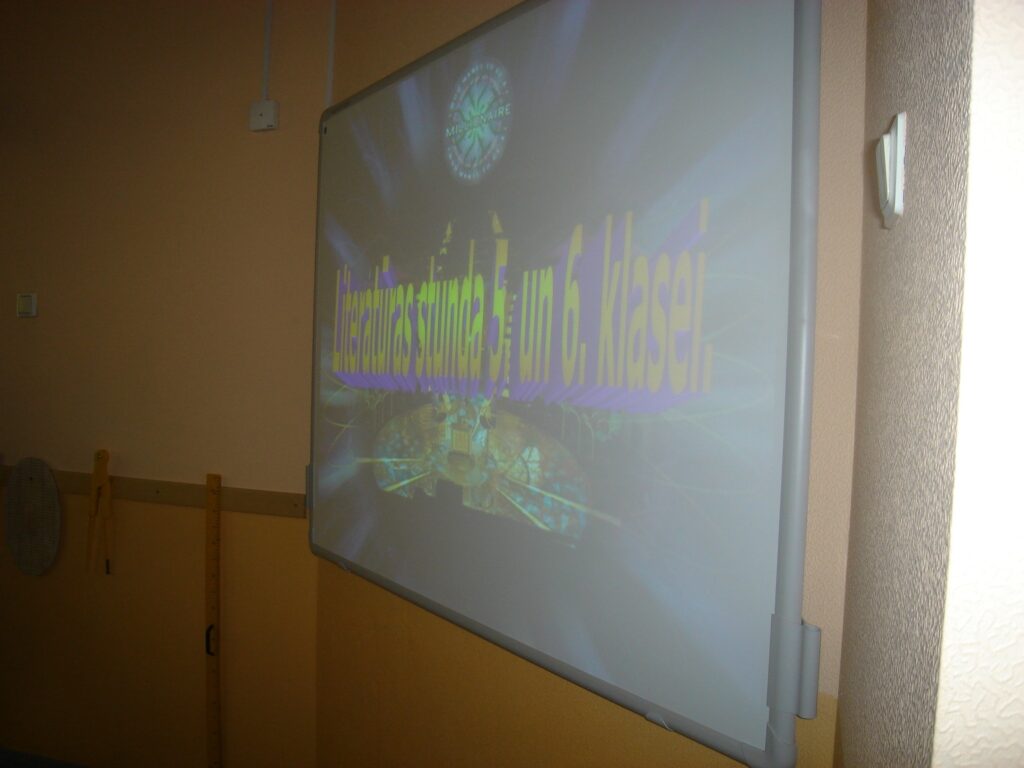 Pasākums sākas ar spēli, kura saucas „Literatūras stunda 5. un 6. klasei”, tā ir imitācija par visiem ļoti labi zināmo „Gribi būt miljonārs?”, tikai šajā gadījumā jautājumi ir saistībā ar Latvijas un pasaules literatūru. Arī šajā spēlē bija iespējas 50:50, zvans draugam un zāles palīdzība.
Autors: Baiba Šķērīte
