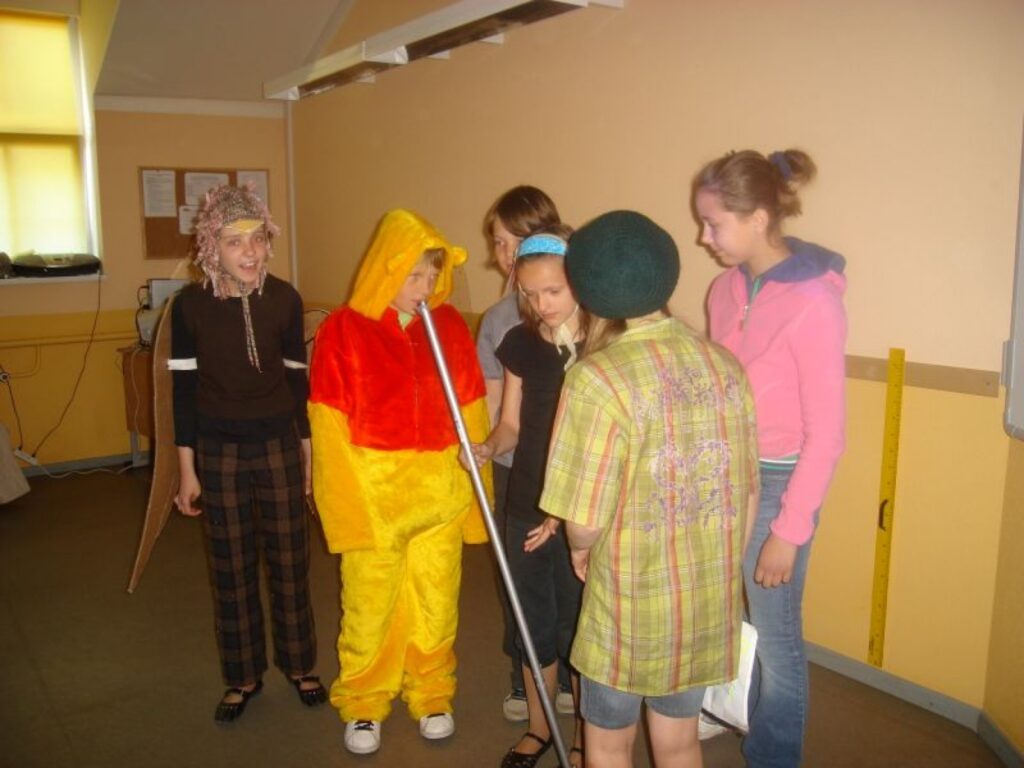Šeit redzams, kā Vinnijs Pūks rāda saviem draugiem atrasto asi, ap kuru, pēc viņa domām, griežas ziemeļpols. Bērnu tēlojumi bija ļoti emocionāli un patiesi.