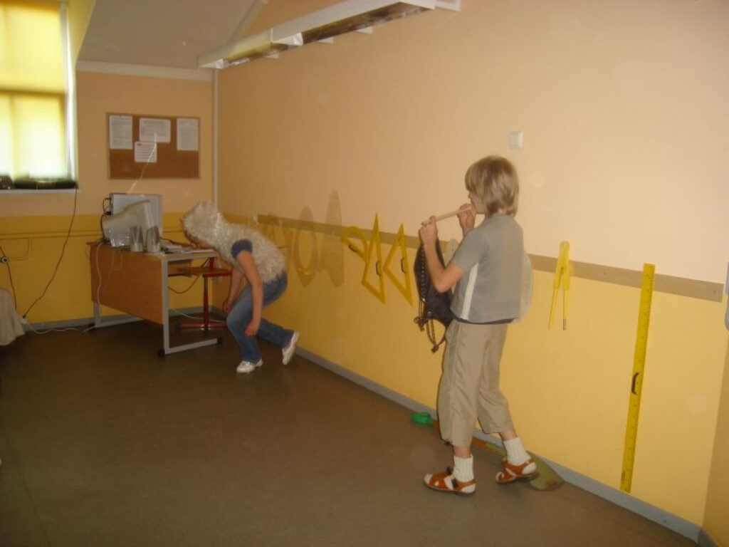 Milzis sagūstīja bērnus un turēja viņus savā alā, taču, kad Sprīdītis pūš savu burvju stabulīti, gluži tāpat kā Annas Brigaderes lugā, arī SVC milzis sāk dejot un nevar pārtraukt. Pa to laiku bērni bēg. Sprīdītis paveicis kārtējo labo darbu.
Autors: Baiba Šķērīte
