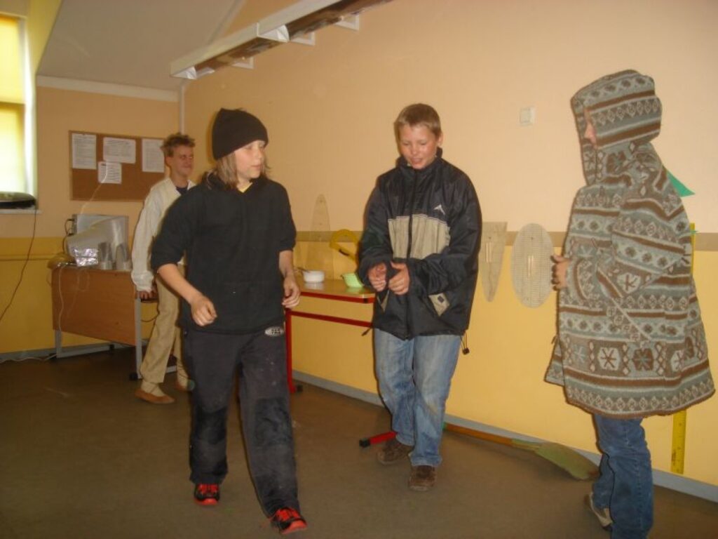 Šeit arī Andreja Upīša „Sūnu ciema zēni” 6. klases zēnu izpildījumā. Skolēni attēloja fragmentu no Baltās mājas. Bija gan Ziemassvētku eglīte gan bagātīgi klāts galds.
Autors: Baiba Šķērīte