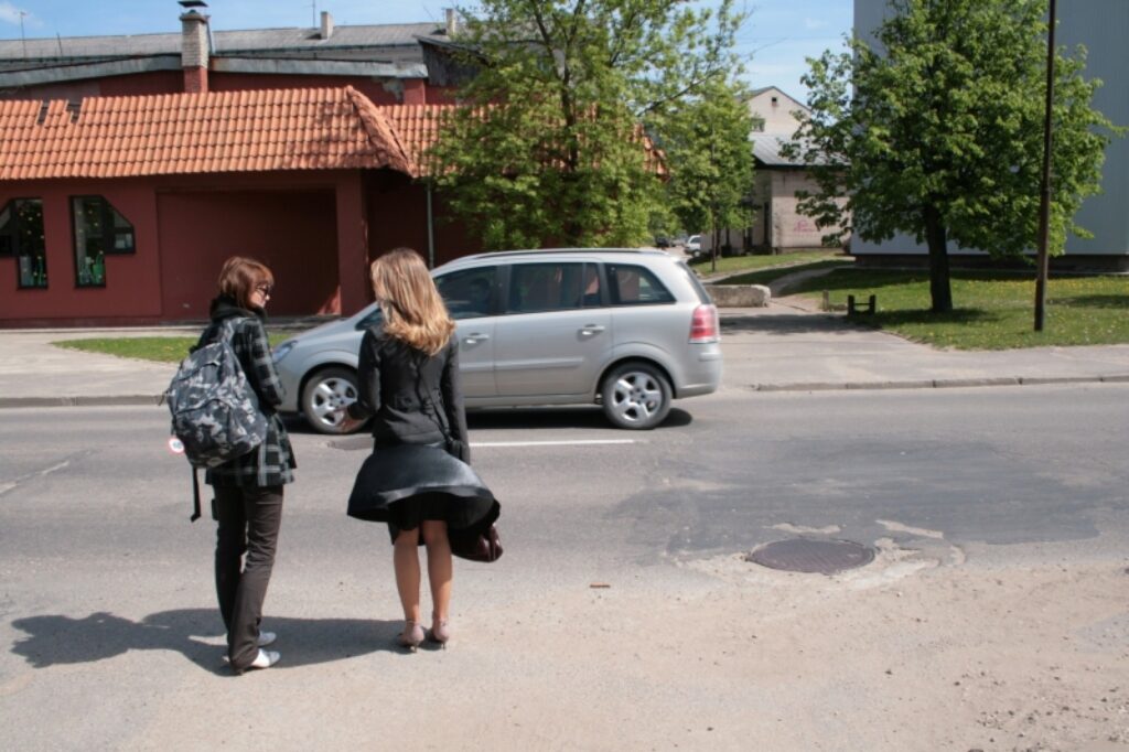 Visvairāk ģimnāzistu Ausekļa ielu šķērso pirms mācību sākuma un pēcpusdienā, kad mācības beigušās. 
Autors: Aldis Dubļāns