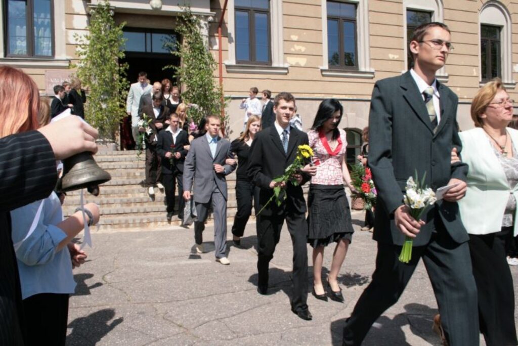 Zvans pēdējo reizi šajā mācību gadā pulcē visu skolas saimi.
Autors: Aldis Dubļāns