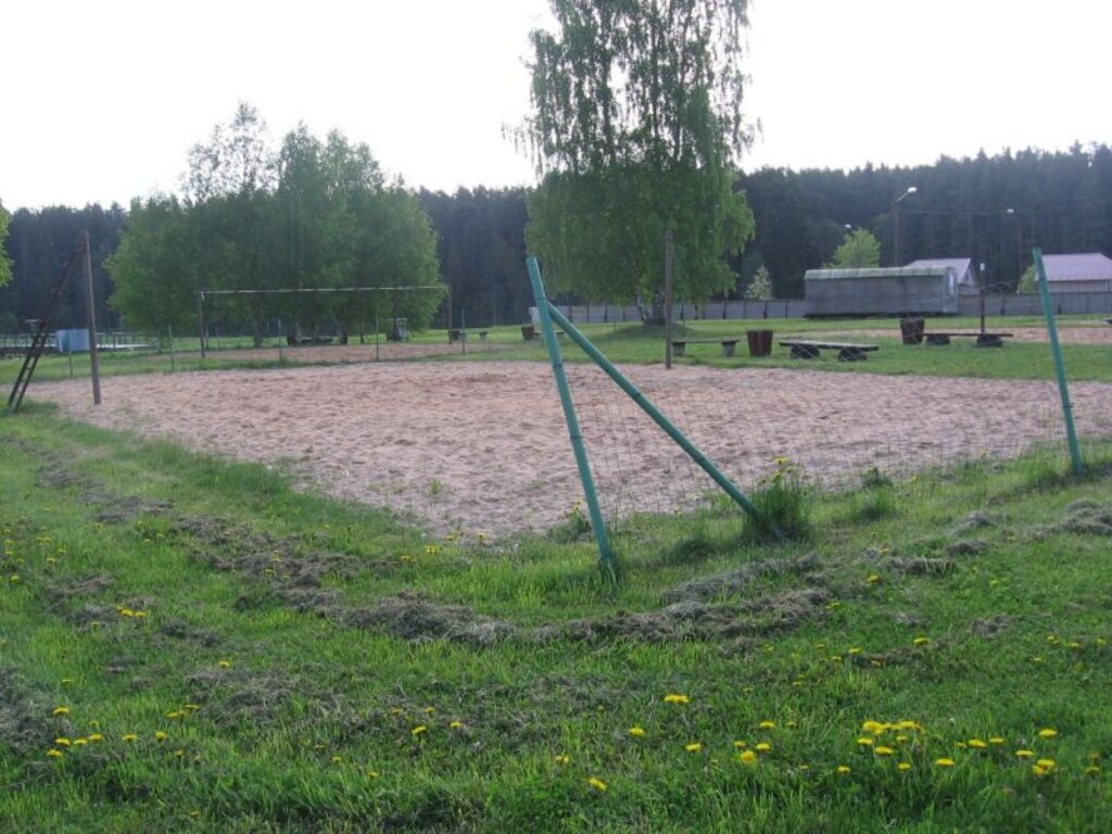 Pirmais, ko var pamanīt, ir volejbola laukums. Tādi pat ir vairāki. Visiem, kuri vēlas aktīvi atpūsties un spēlēt pludmales volejbolu, nav nekur tālu jādodas. Apkārt laukumam zāle ir nopļauta. Vienīgi tā nav savākta un tas bojā vizuālo tēlu.
Autors: Madara Fridrihsone