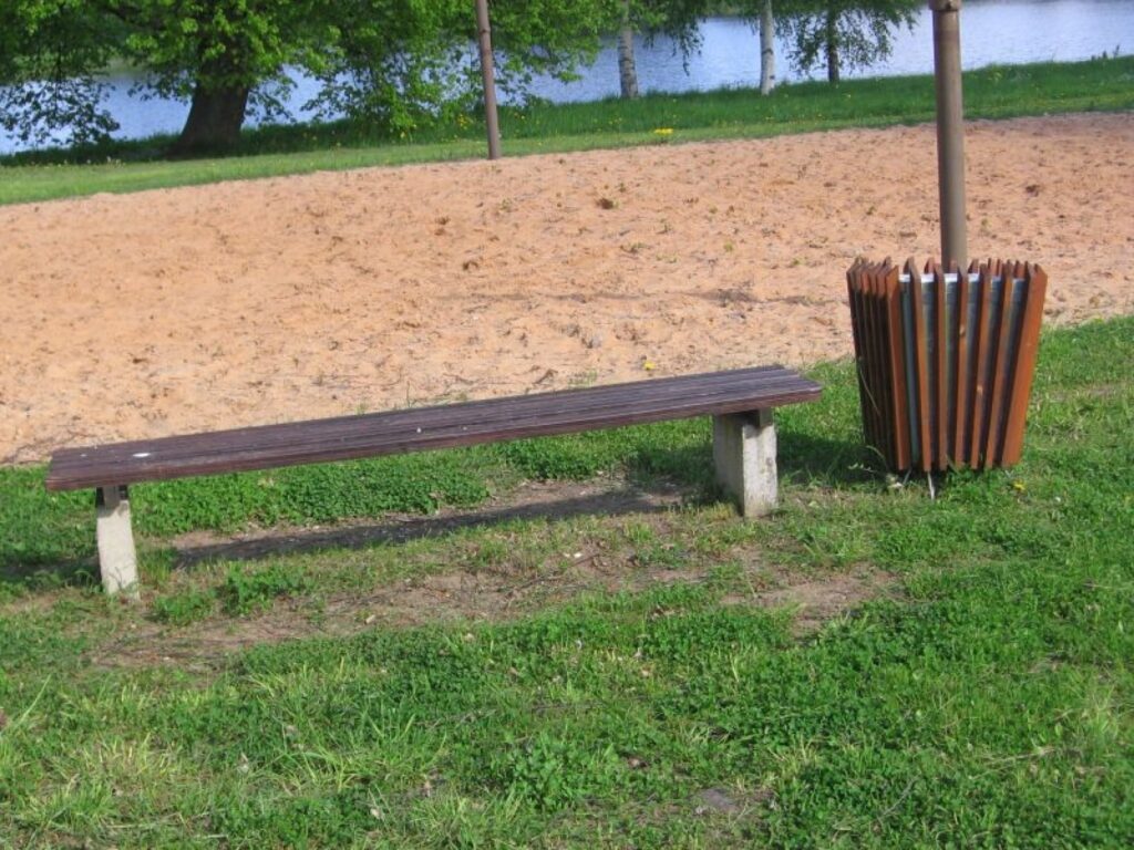 Visā zaļajā teritorijā ir izvietoti koka soliņi, kur saules nogurdinātajiem atpūsties. Blakus soliņiem atrodas atkritumu tvertnes. Aktīva atpūta nereti uzdzen slāpes un izsalkumu. Atkritumu tvertņu varētu būt vēl vairāk, jo atpūtnieki mēdz piegružot aiz sevis. Seko aizbildinājumi, ka nav kur atstāt atkritumus.
Autors: Madara Fridrihsone