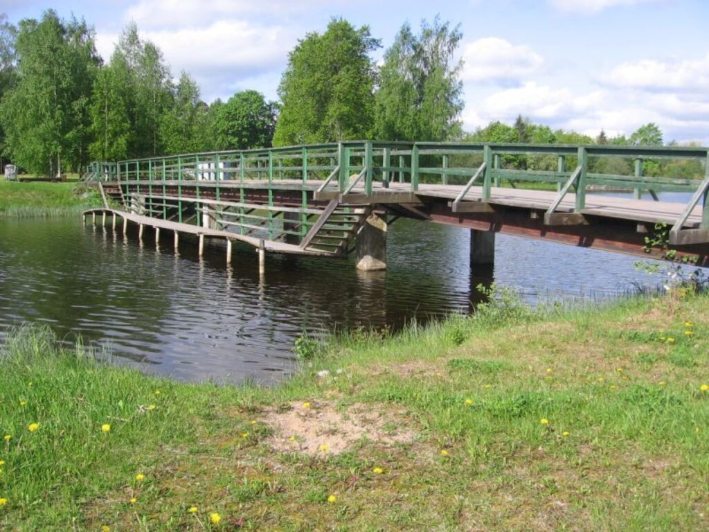 Peldēties gribētājiem ir arī paredzēta laipa. Tomēr tā izskatās gana nestabila un slidena, tāpēc ir jāatceras sen zināma patiesība – katrs pats sevi sargā. Piesardzības pie ūdens nekad nevar būt par daudz.
Autors: Madara Fridrihsone