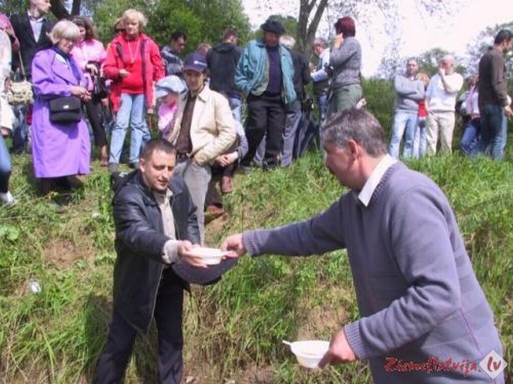 Sestdien Strenčos plostnieku zupu varēja nogaršot pret ziedojumiem. To mērķis - palīdzēt biedrībai “Gaujas plostnieki”.
Autors: Sandra Pētersone