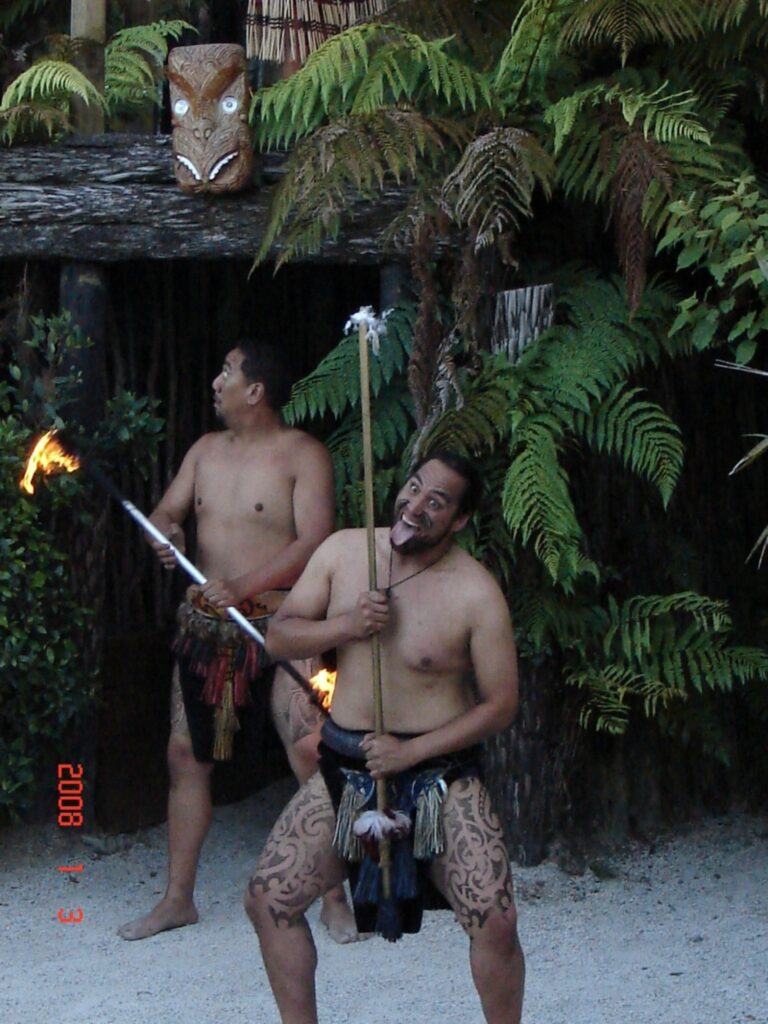 Salas pamatiedzīvotāji maori rāda mēli, lai iebiedētu ienaidnieku. Gidi brīdina tūristus jau iepriekš, lai viņi nesmietos. 
Autors: No personīgā arhīva