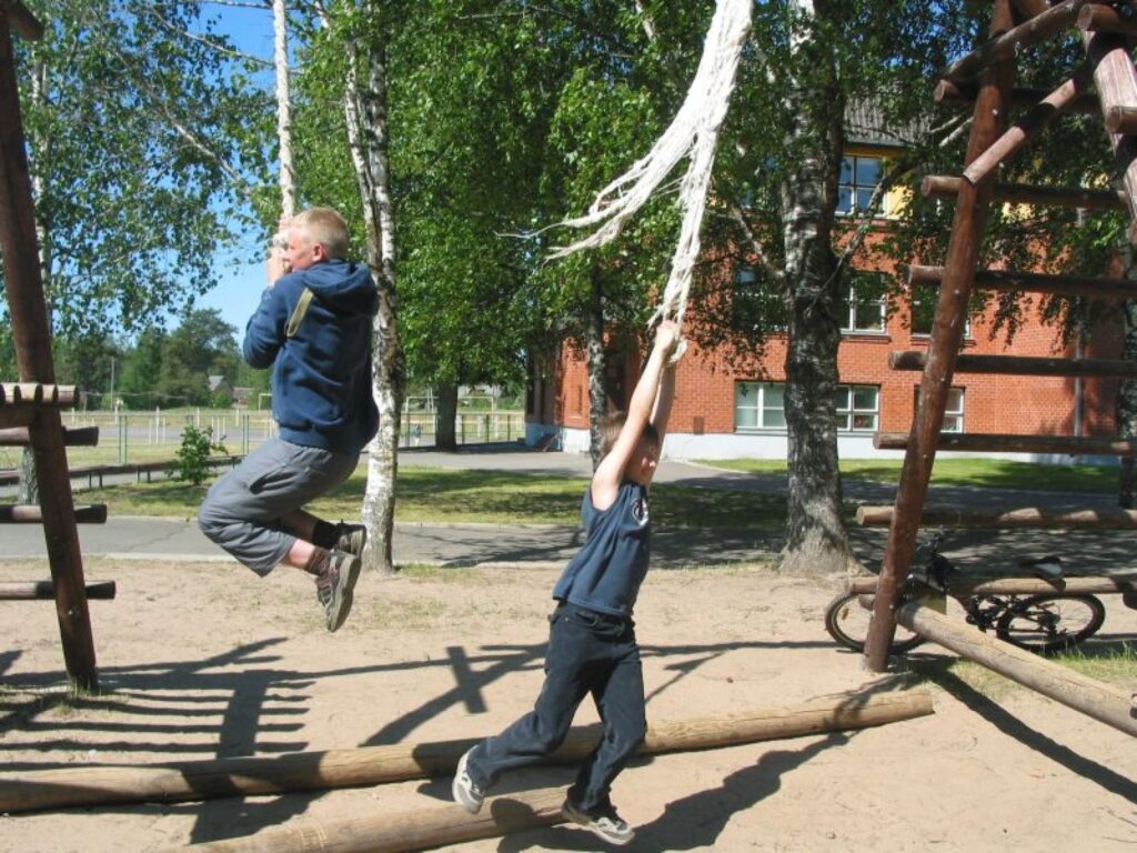 Vakar Strenčos bērni savas spējas varēja pārbaudīt netradicionālās sporta spēlēs.
Autors: Aivars Zilbers