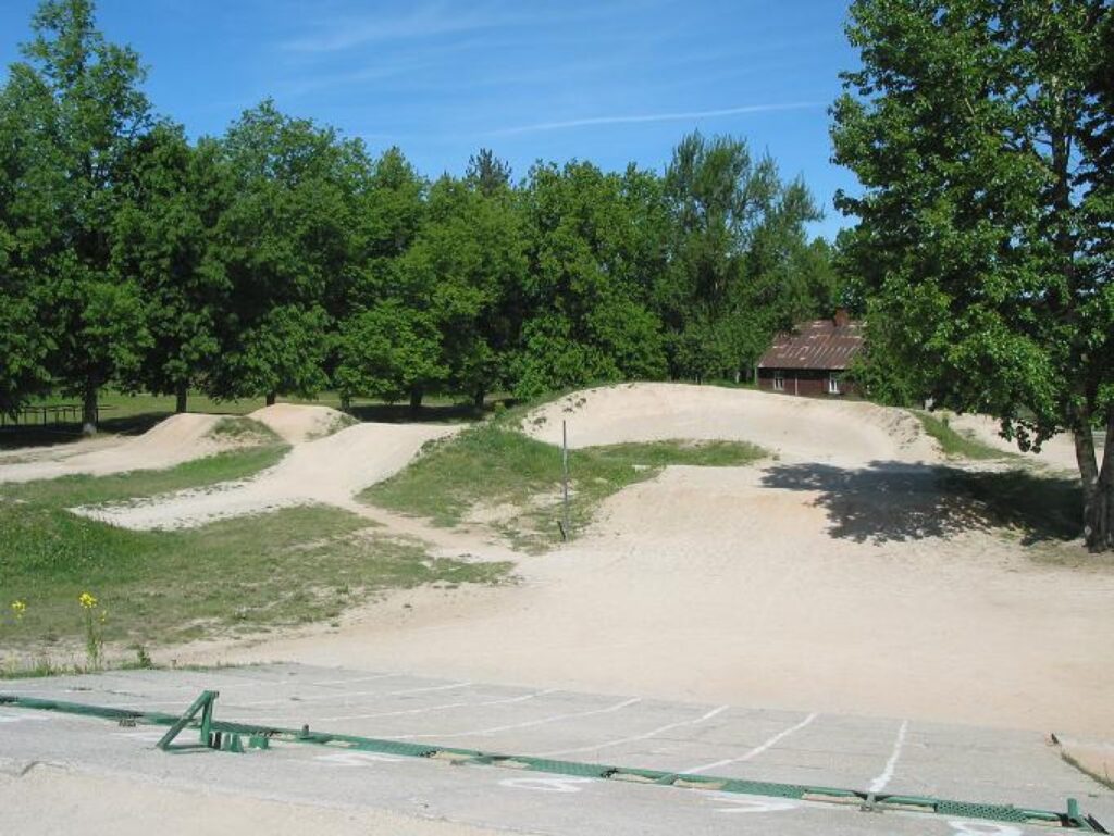 Valkas jauniešiem ir sava BMX trase, kur tie pulcējas un apgūst BMX braukšanas prasmi. Viņi atzīst, ka šeit laiku pavada bieži, jo ir līdzīgas intereses un iespēja savu hobiju izkopt.
Autors: Liene Kažociņa