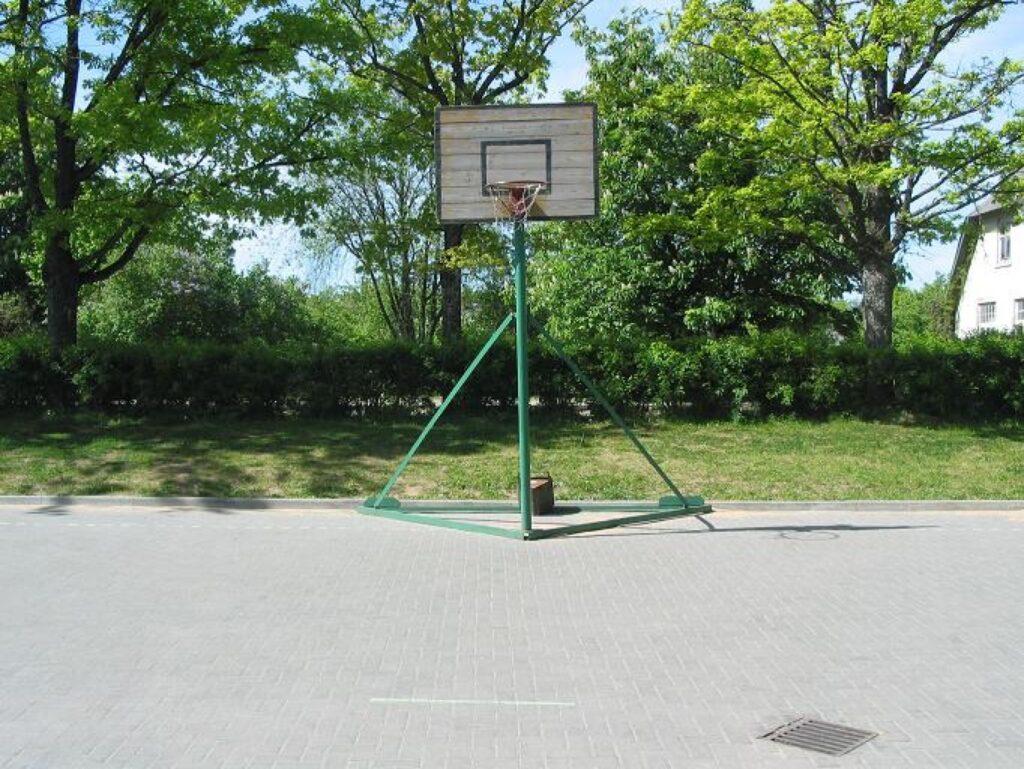Aizrautīgajiem basketbola spēlētājiem, pie Valkas ģimnāzijas ir iespēja uzspēlēt pa kādai spēlei.
Autors: Liene Kažociņa