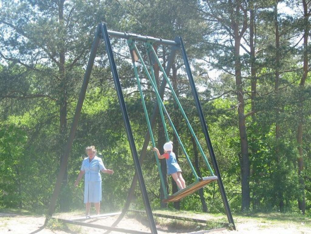Blakus upei atrodas šūpoles, kas priecē katra bērna sirsniņu un liek tai pukstēt straujāk. Arī jaunieši ir iecienījuši šo atpūtas vietu. Lieldienās Valkas iedzīvotāji pulcējas kopā un izšūpojas pēc sirds patikas, lai vasarā nekostu odi.
Autors: Liene Kažociņa