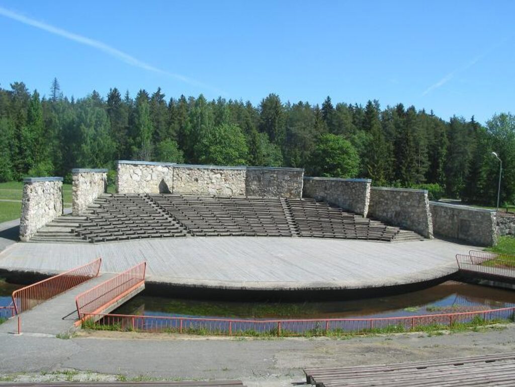Estrāde ir viena no Valkas skaistākajām vietām, kuras apkārtni bauda tās iedzīvotāji. Blakus mežs un zaļa zāle. Vasarā estrādē aktīvi notiek dažādi pasākumi un svētki, kurus ir iespējams apmeklēt ikvienam atpūsties gribētājam.
Autors: Liene Kažociņa