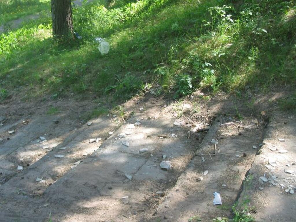 Tomēr krāšņumu bojā trepes, kas ved uz estrādi. Tās atrodas ļoti sliktā stāvoklī un ir nepieciešama remonts.
Autors: Liene Kažociņa