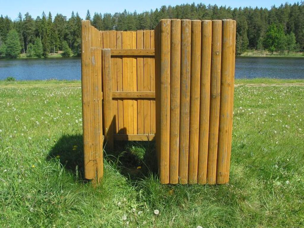 Zāģezers ir viena no vasaras aktīvākajām peldvietām, tomēr nenopļautā zāle bojā apkārtni un traucē baudīt atpūtu. Arī pie ģērbtuves būdiņas garā zāle rada diskomfortu, lai varētu pārģērbties.
Autors: Liene Kažociņa