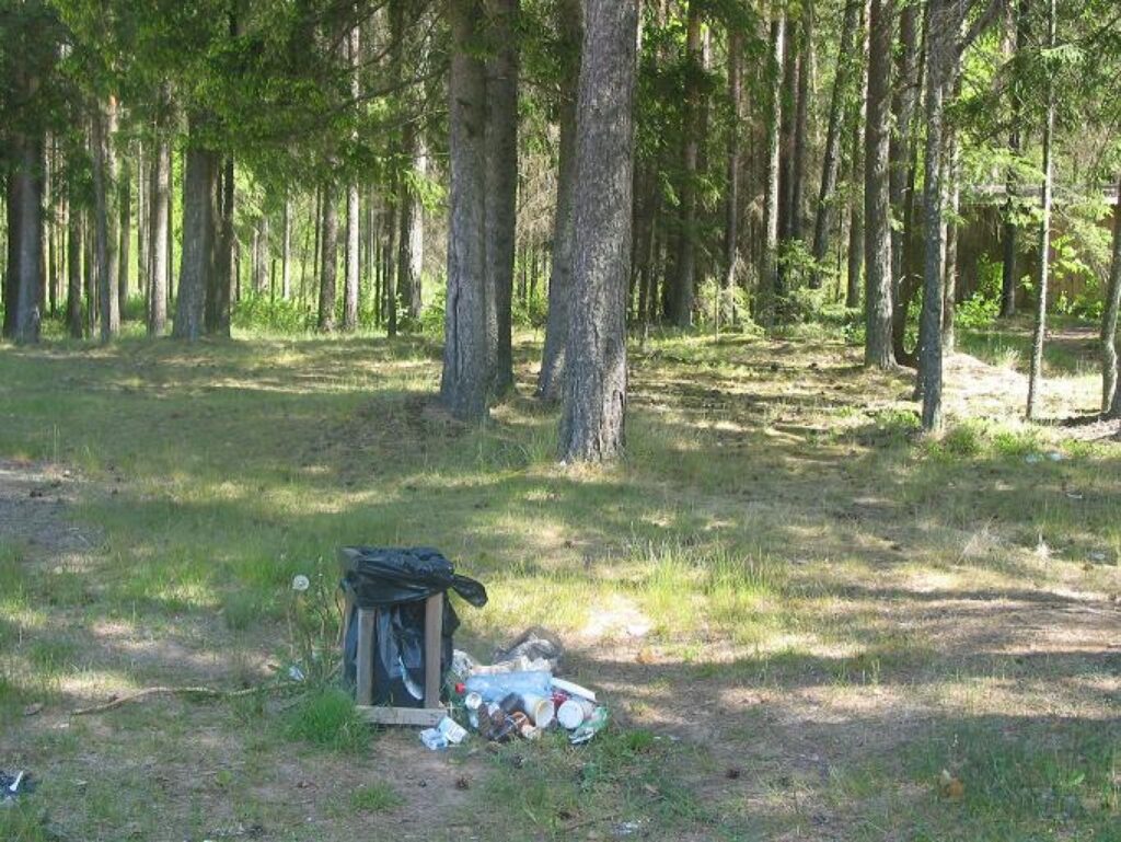 Nepatīkams skats paveras, kad ieraugu atkritumu maisiņu, bet blakus tai atrodas cilvēku atstātie atkritumi.
Autors: Liene Kažociņa