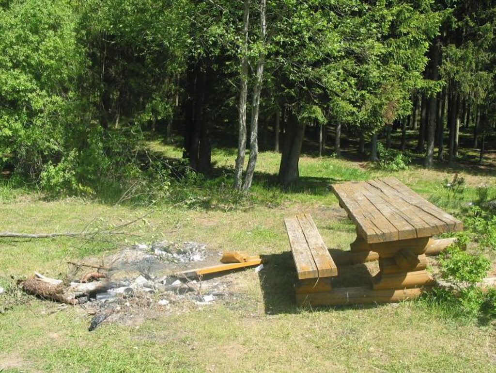 Arī atpūtas galdiņš ir izdemulēts un blakus atrodas ugunskura vieta. Kā malka ir izmantots soliņš, kas bija paredzēts cilvēkiem, kur apsēsties.
Autors: Liene Kažociņa