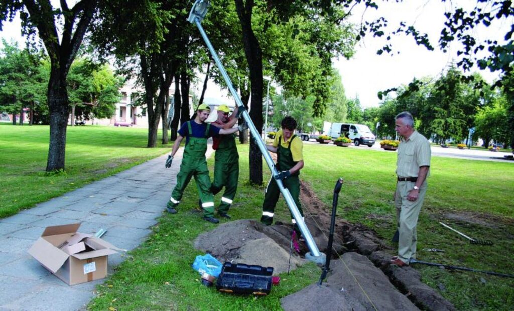 Lugažu laukumā “Vidzemes energoceltnieka” elektromontieri Sandis Vesmanis, Guntars Svīķis, un Gundars Kalniņš pašlaik uzstādīs 14 stabus ar apgaismes ķermeņiem, bet pavisam projektā to ir 27.
Autors: Aldis Dubļāns