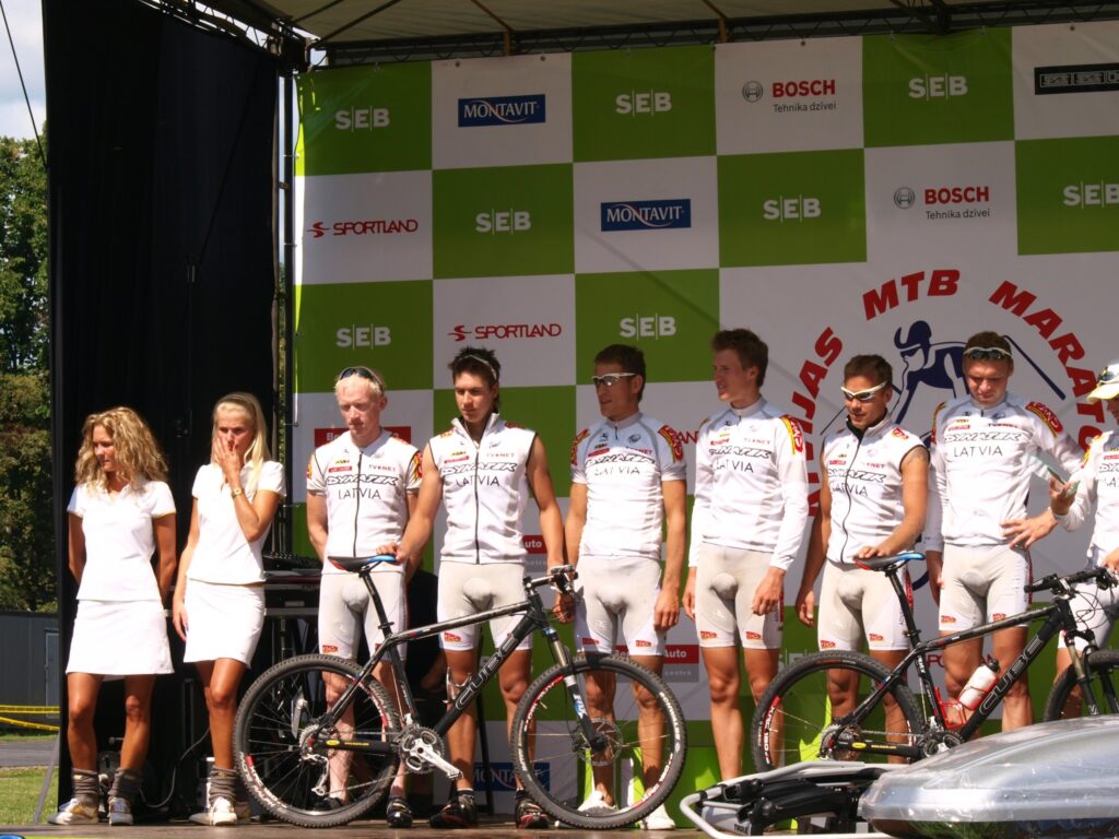 SEB MTB maratona Cēsu posmā komandu vērtējumā uzvarēja “Dynatek- Latvia”, kurā startē arī smiltenietis Ingus Eislers (ceturtais no kreisās).
Autors: Māris Pavasars