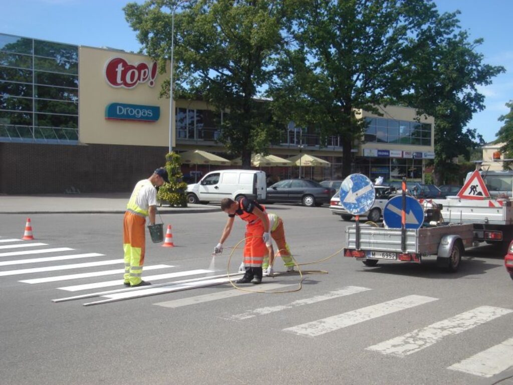 Ceļinieki atjauno gājēju pāreju apzīmējumus, tāpat arī - automašīnu stāvvietu apzīmējumus un brauktuves ass līnijas.
Autors: Baiba Šķērīte