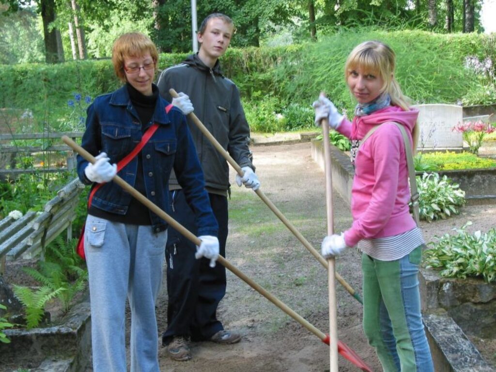 Skolēni, kuri iestājušies darbā, ar samaksu un veicamajiem pienākumiem ir apmierināti. Galvenais – pirms skolas būšot pašiem sava nauda.
Autors: Aivars Zilbers