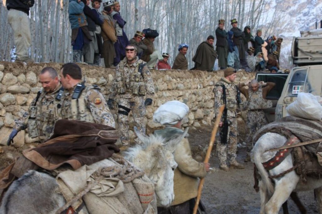 Pirmo reizi NATO misijā Afganistānā piedalījās pieci Latvijas zemessargi, pārsvarā Valkas rajona iedzīvotāji. Attēlā (no kreisās) palsmanietis Pēteris Timermanis, valcēnietis Jānis Porietis, smiltenietis Aigars Savickis, limbažnieks Jānis Bitenieks un palsmanietis Gatis Zvaigzne, vācot informāciju afgāņu ciematā
Autors: No personīgā arhīva