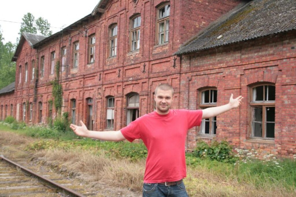 Valkas domes projektu vadītājs Ernests Lībietis nešaubās, ka bijusī stacija var kļūt par rosīgu jauniešu centru.
Autors: Aldis Dubļāns