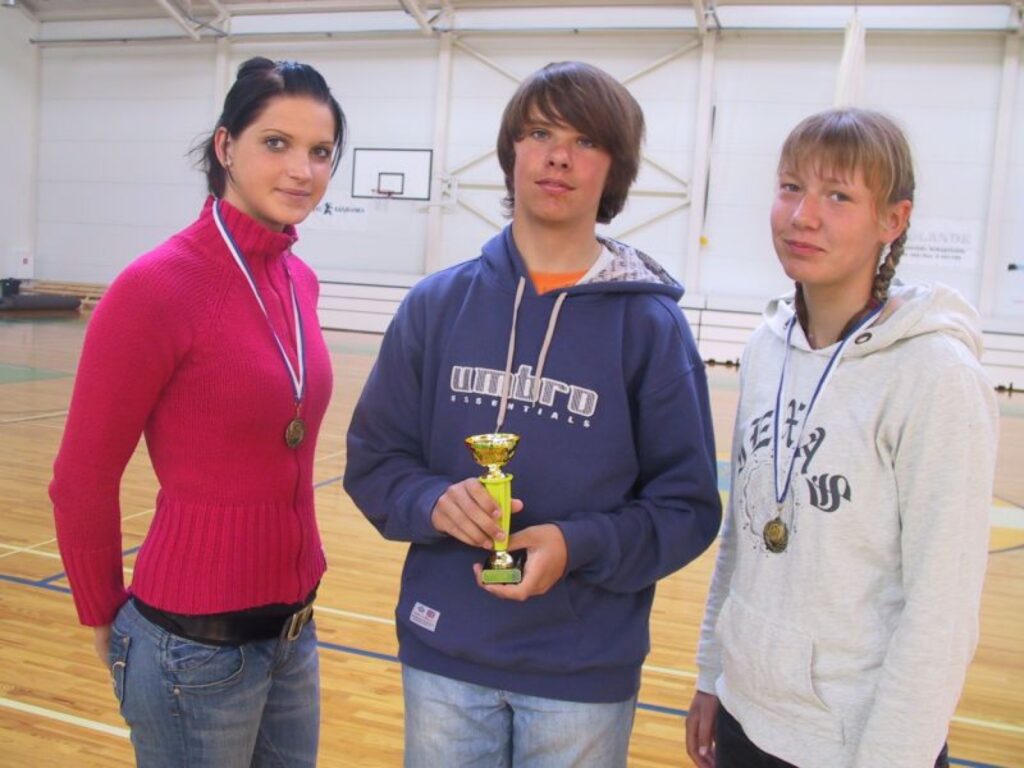 Smiltenes sporta skolas šķēpmetēji Līna Mūze (no kreisās), Intars Išējevs un Una Kalnīte  labi startēja Latvijas šķēpa mešanas kluba komandā sacensībās Somijā. Līna un Intars mājās atveda medaļas.
Autors: Sandra Pētersone