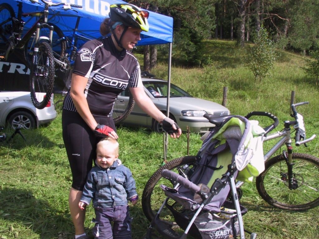 Kamēr distancē devies dzīvesbiedrs, Līva Šteinberga no Ikšķiles pieskata dēlu Tomasu. Kad brauca viņa, par Tomasu rūpējās tētis.
Autors: Sandra Pētersone