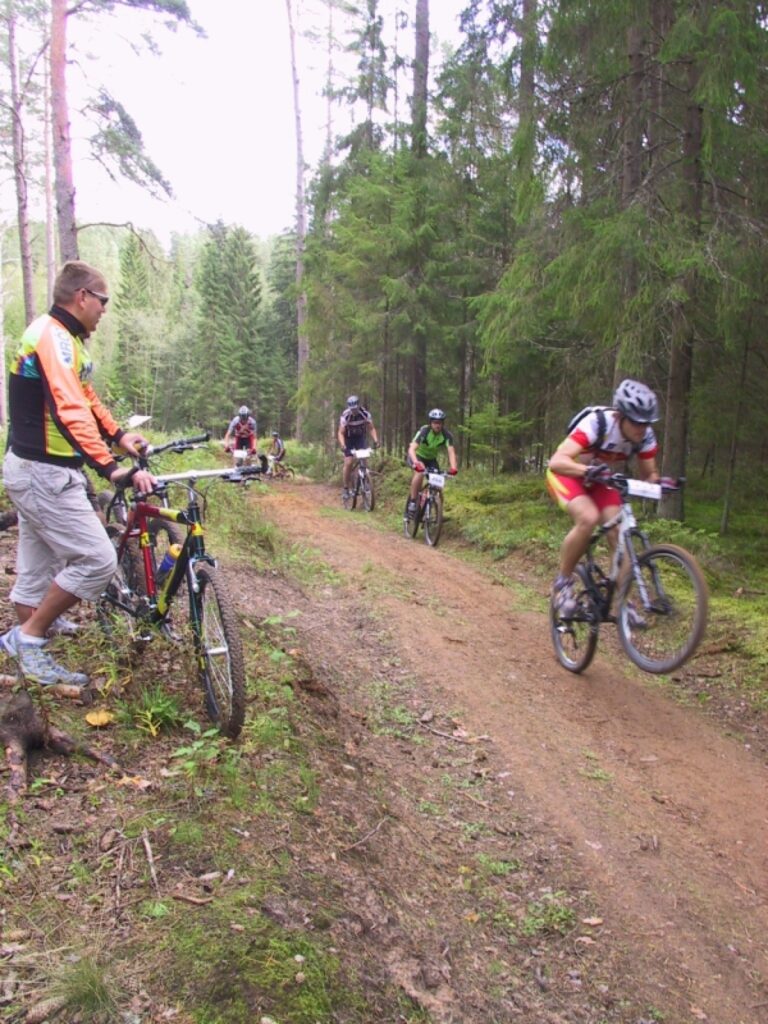 Par prieku skatītājiem kāds sportists demonstrē motokrosa cienīgu triku.
Autors: Sandra Pētersone