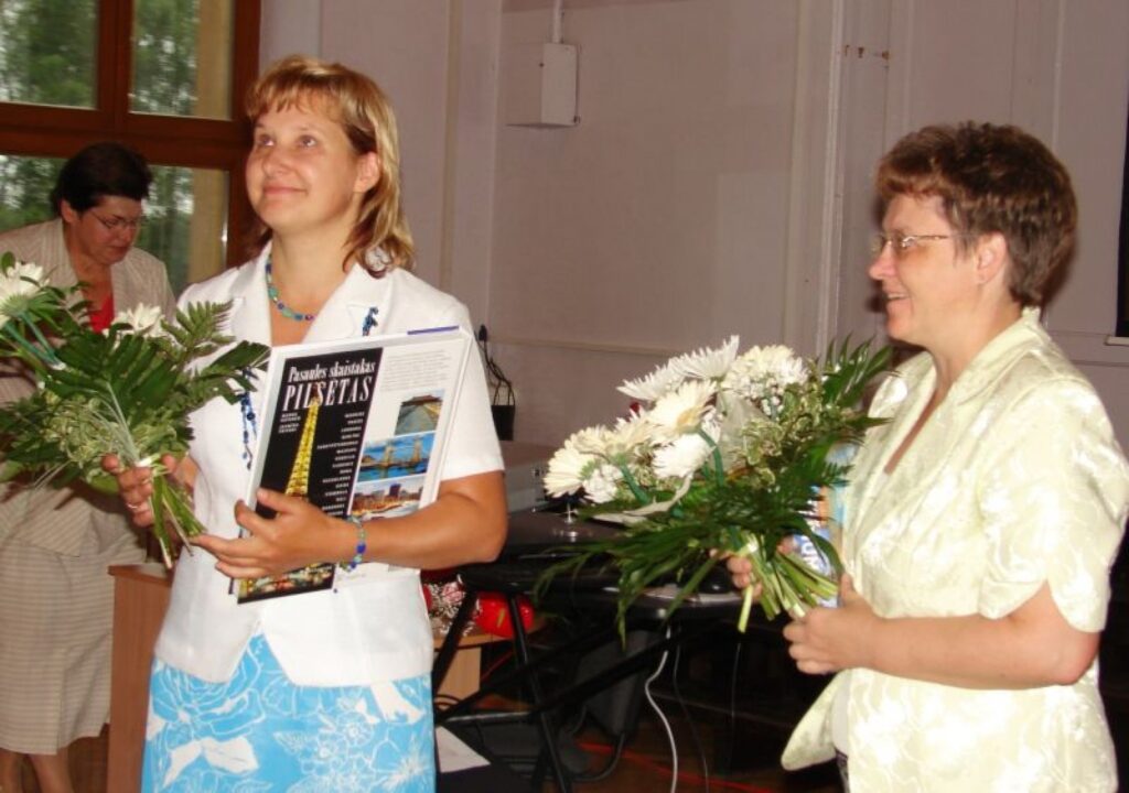 Sanāksmē sveica arī Smiltenes ģimnāzijas direktori Aiju Cunsku, kura izvēlējās darbu skolā vairs neturpināt kā direktore.
Autors: Santa Sinka