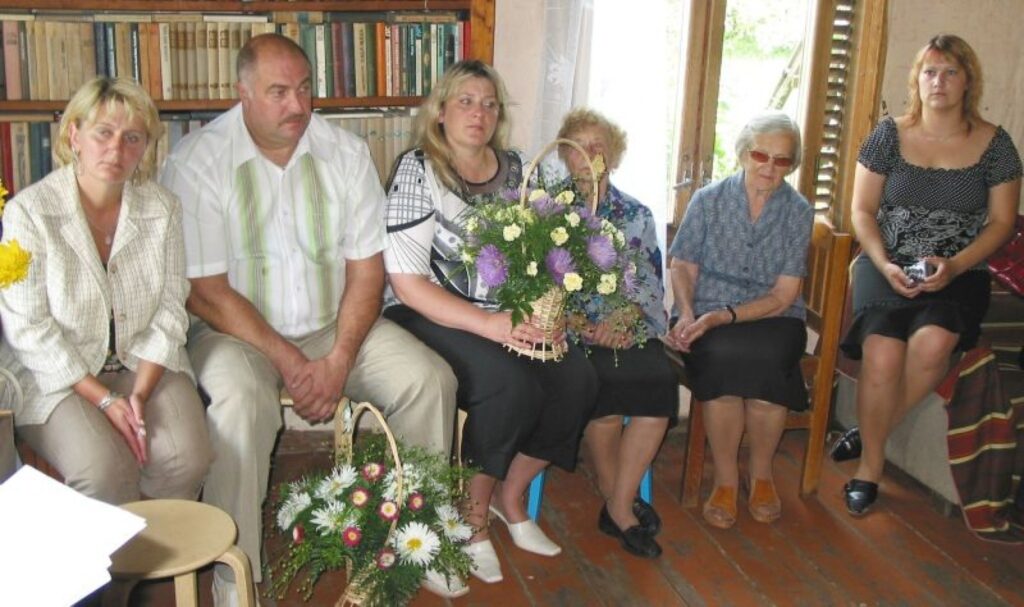 Velgas Kriles piemiņas dienā viņas memoriālajā istabā pulcējās literāti un pašvaldības pārstāvji.
Autors: Aivars Zilbers