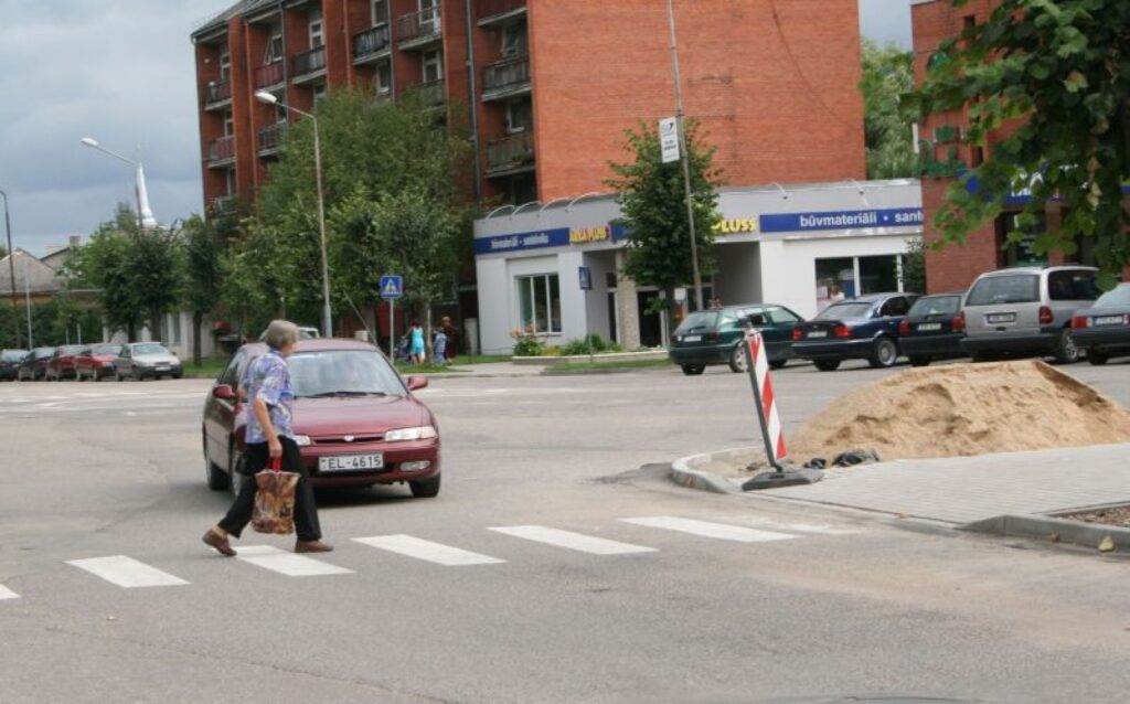 Lai Valkā gājēji, īpaši skolēni, droši justos uz ielas, ir atjaunotas piecas gājēju pārejas. 
Autors: Inga Karpova