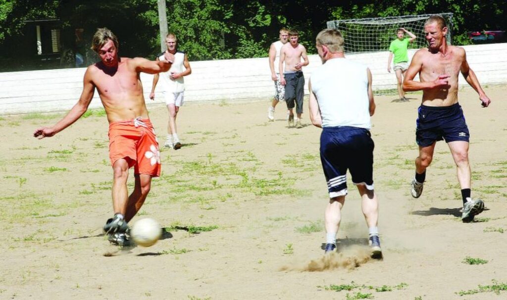 Sacenšas vietējās futbola komandas “Skaldītāji”, kuri kopvērtējumā izcīnīja otro vietu un “Niknie”
Autors: Aldis Dubļāns