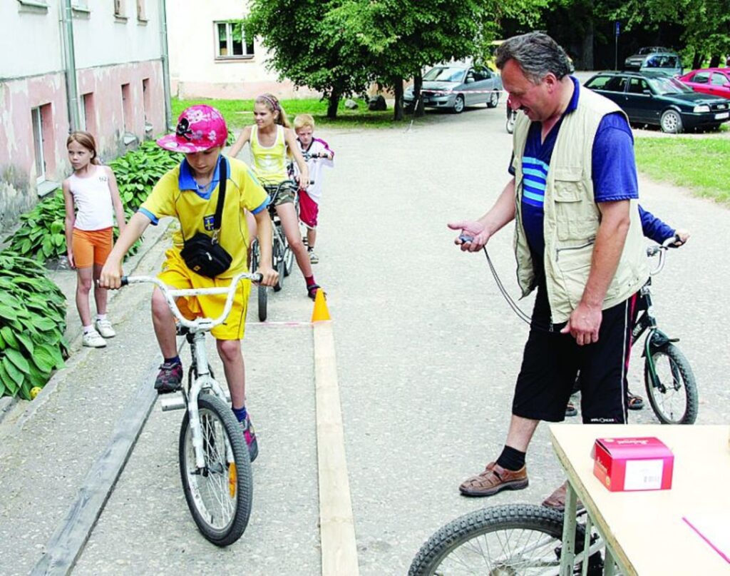 1. - 4. klašu grupā lēnbraukšanā ar velosipēdu vislielāko meistarību parādīja Jurijs Gorans.
Autors: Aldis Dubļāns
