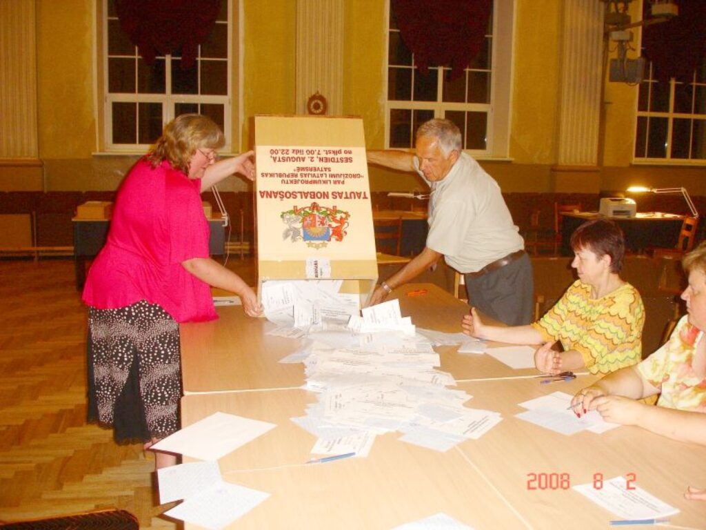 Valkas pilsētas vēlēšanu komisijas balsu skaitītāji pēc referenduma sāk skaitīt balsošanas zīmes.
Autors: Vladislavs Pormeisters