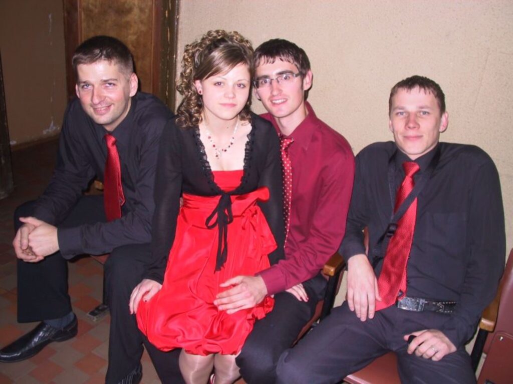 Vēl mirklis atpūtas, pirms doties uz skatuvi. Lūk, arī grupa “Kreisais pagrieziens”: Aleksejs Oņegins (no kreisās; ģitāra), Kristīne Priede (vokāls, bekvokāls), Dzintars Ziediņš (vokāls, taustiņinstrumenti) un Jānis Silakalns (saksofons). 
Autors: Sandra Pētersone
